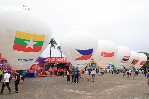 [Video] Người dân chụp ảnh cùng khinh khí cầu chào đón SEA Games 31