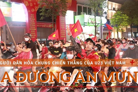 Người dân Thủ đô từ khắp mọi nơi đổ về khu vực trung tâm ăn mừng chiến thắng của U23 Việt Nam. (Ảnh: Hoàng Hiếu/TTXVN)