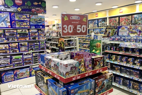 Nhằm kích cầu tiêu dùng, nhiều cửa hàng đồ chơi đã triển khai chương trình giảm giá các sản phẩm nhân dịp Quốc tế thiếu nhi 1/6. (Ảnh: Việt Anh/Vietnam+)
