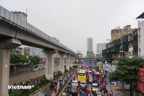 Cơn mưa lớn bất chợt trong sáng ngày 6/6 đã khiến đường phố Hà Nội ùn tắc vào giờ đi làm của ngày đầu tuần. (Ảnh: PV/Vietnam+)