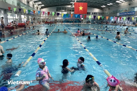 Bể bơi là không gian để trẻ em có cơ hội tham gia hoạt động vui chơi trong mỗi dịp Hè. (Ảnh: Việt Anh/Vietnam+)