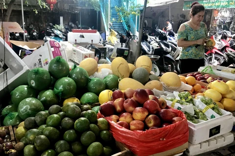 Mặt hàng hoa quả trái cây tươi đang được bán chạy tại các chợ truyền thống trên địa bàn thành phố Hà Nội. (Ảnh: Việt Anh/Vietnam+)