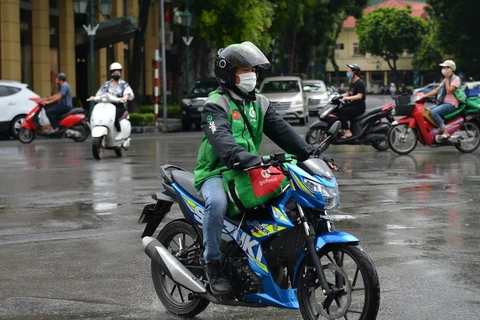 Nhiều tài xế xe công nghệ tại Hà Nội chia sẻ tác động từ việc giá xăng giảm giúp họ tiết kiệm được một phần chi tiêu hằng ngày. (Ảnh: CTV/Vietnam+)