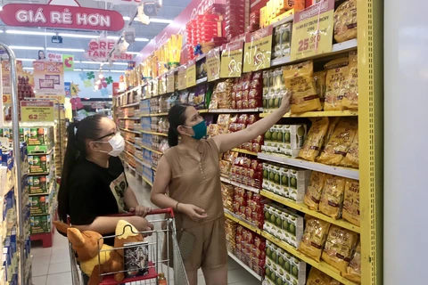 Các chương trình khuyến mãi cuối tuần tại siêu thị là cơ hội để người tiêu dùng mua sắm và bổ sung những sản phẩm, đồ dùng cần thiết. (Ảnh: Việt Anh/Vietnam+)