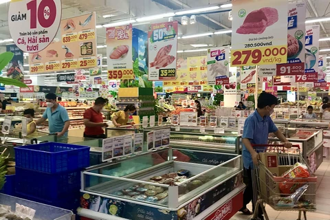 Các hệ thống siêu thị tại Hà Nội thường xuyên tổ chức các chương trình khuyến mãi cho các nhóm ngành hàng nhằm hỗ trợ người tiêu dùng. (Ảnh: Việt Anh/Vietnam+)