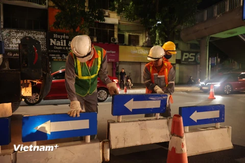 [Photo] Hà Nội tiến hành dựng dải phân cách cứng tại đường Nguyễn Trãi