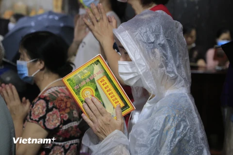 [Photo] Người dân đội mưa đến chùa Phúc Khánh dự lễ Vu Lan 