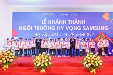 Lãnh đạo tỉnh Lạng Sơn và lãnh đạo Samsung Việt Nam tặng quà cho các học sinh. (Ảnh: PV/Vietnam+)