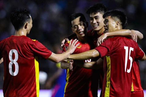 Văn Quyết ghi bàn đẹp mắt, Việt Nam tiếp tục bất bại trước Singapore