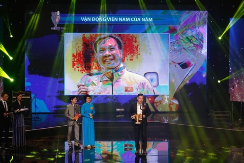 Giải thưởng Cúp chiến thắng năm 2016 tôn vinh vận động viên Hoàng Xuân Vinh với thành tích giành huy chương vàng Olympic Rio. (Ảnh: PV/Vietnam+) 