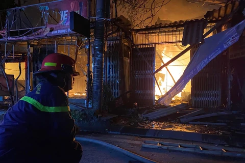 Hà Nội: Cháy lớn từ quán Karaoke khiến nhiều ngôi nhà bị thiêu rụi
