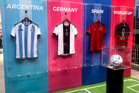 Những mẫu áo mới nhất của các đội tuyển đã sớm "lên kệ" tại các cửa hàng nhằm chuẩn bị cho World Cup 2022. (Ảnh: Việt Anh/Vietnam+)