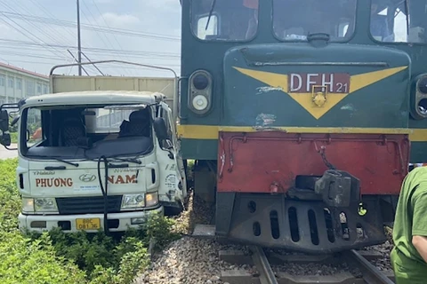 [Video] Vĩnh Phúc: Xe tải bị tàu hỏa đâm văng vì cố vượt qua đường ray