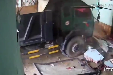[Video] Xe tải lao vào nhà dân, chủ nhà thoát chết trong gang tấc