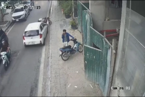 [Video] Hà Nội: Ô tô mất lái, cán qua người đang lái xe máy sang đường