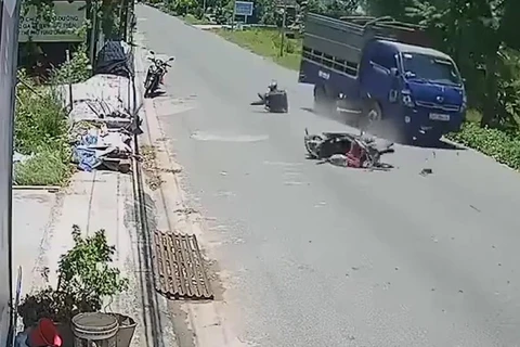 Nam Định: Xe máy dừng giữa đường bị xe tải húc văng từ phía sau