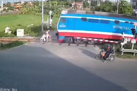 Nam Định: Tàu hỏa đâm văng xe máy, hai người tử vong tại chỗ