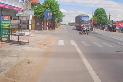 Quảng Bình: Qua đường không chú ý, xe đạp điện bị xe tải húc văng