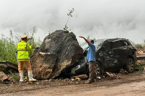 [Video] Khoảnh khắc đá lở rơi xuống đè nát ôtô 7 chỗ khi qua đèo