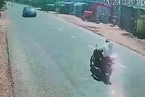 [Video] Long An: Xe máy đâm trực diện ô tô, một người tử vong tại chỗ