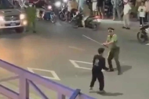 [Video] Khoảnh khắc thiếu tá công an trấn áp tội phạm dùng dao ở An Giang