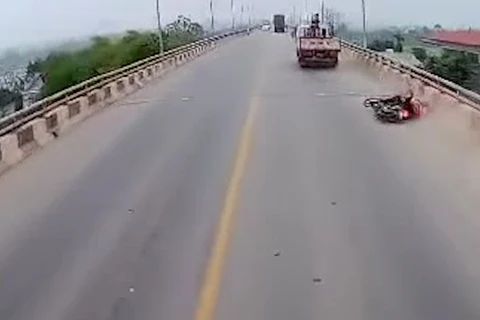 [Video] Ôtô đánh lái khiến hai người đi xe máy ngã nhào rồi bỏ chạy