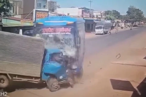 [Video] Khoảnh khắc xe khách đâm bẹp đầu xe tải khiến một người tử vong