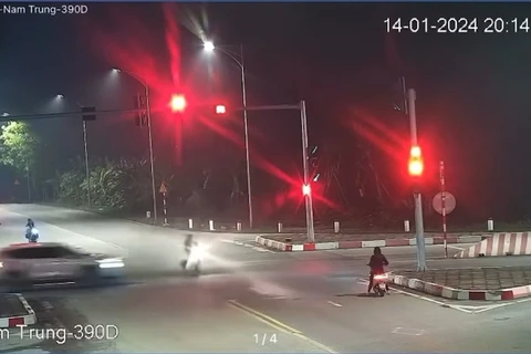[Video] Xe máy bị ôtô đâm văng vì cố vượt đèn đỏ, 2 người tử vong
