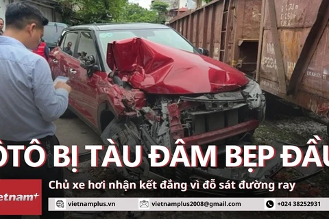 Cận cảnh vụ tàu hỏa đâm bẹp đầu ôtô Hyundai tại Hà Nội