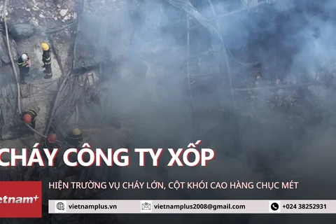 Hiện trường vụ cháy công ty xốp ở Gia Lâm, cột khói cao hàng chục mét