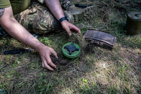 Huấn luyện về mìn sát thương ở Ukraine. (Nguồn: cbsnews)