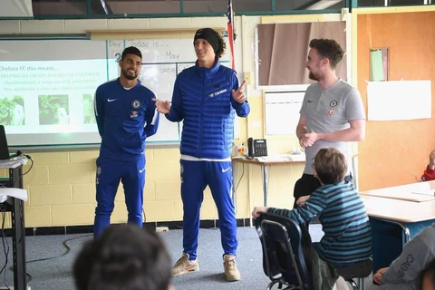 Các cầu thủ Chelsea đến thăm trường học ở Boston. (Nguồn: Chelsea FC)
