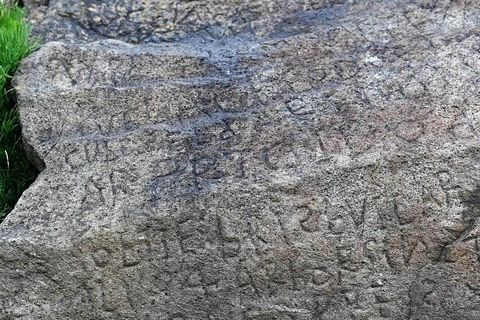 Những ký tự lạ trên phiến đá tại Plougastel (Nguồn: CGTN)