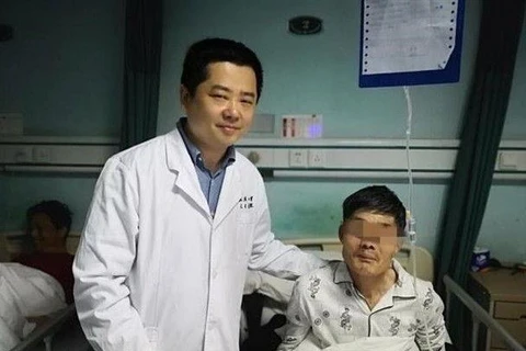 Người đàn ông nôn ra khối u đã phải vào viện điều trị sau trải nghiệm có một không hai. (Nguồn: Oriental Daily)
