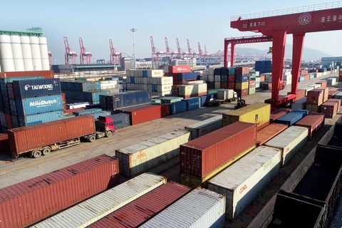 Hàng hóa được bốc xếp tại Liên Vân Cảng, Giang Tô, Trung Quốc (Nguồn: THX/TTXVN)