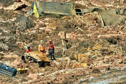 Lực lượng cứu hộ tại hiện trường vụ vỡ đập hồ chứa chất thải tại Minas Gerais hôm 25/1/2019 (Nguồn: THX/TTXVN)