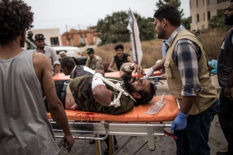 Binh sĩ quân đội chính phủ Libya được LHQ công nhận bị thương do giao tranh (Nguồn: THX/TTXVN)