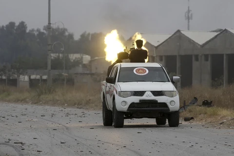 Lực lượng trung thành với GNA đụng độ với lực lượng ủng hộ Tướng Khalifa Haftar tại khu vực Salah al-Din, phía nam thủ đô Tripoli.(Ảnh: AFP/ TTXVN)
