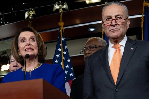 Chủ tịch Hạ viện Mỹ Nancy Pelosi (trái, phía trước) và lãnh đạo phe thiểu số tại Thượng viện Chuck Schumer (phải) tại Washington. (Ảnh: AFP/TTXVN)