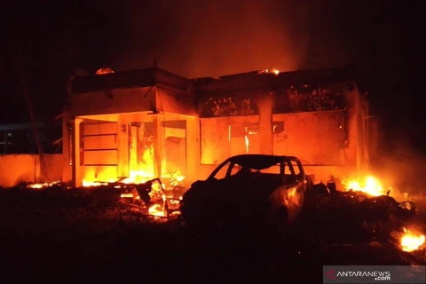 Khu vực do cảnh sát quản lý Tambelangan tại Sampang, Đông Java bị đám đông đốt cháy. (Ảnh: Antara)