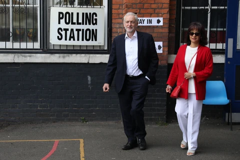 Lãnh đạo Công đảng Anh Jeremy Corbyn (trái) sau khi bỏ phiếu bầu Nghị viện châu Âu (EP) tại London (Ảnh: AFP/TTXVN)