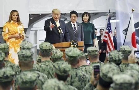 Tổng thống Trump và Thủ tướng Abe trên tàu khu trục Kaga (Ảnh: Kyodo/TTXVN).