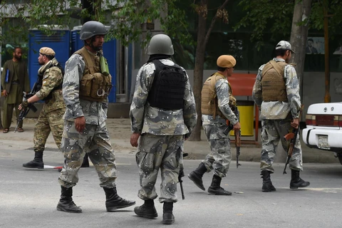 Lực lượng an ninh Afghanistan phong tỏa hiện trường một vụ tấn công của Taliban. (Ảnh: AFP/TTXVN)