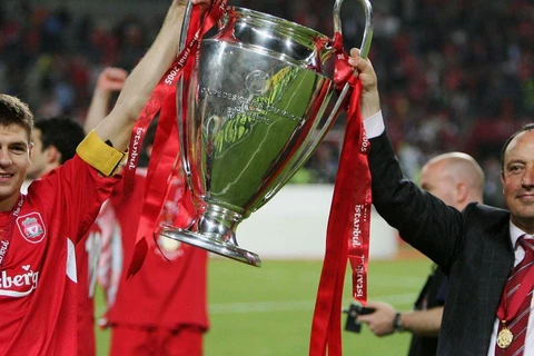 Steven Gerrard cùng HLV Rafa Benitez nâng cúp vô địch năm 2005. (Ảnh: Sky Sports)