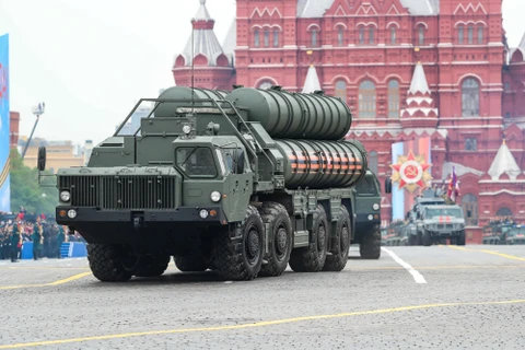 Hệ thống S-400 tại lễ diễu binh kỉ niệm Ngày Chiến thắng tại Nga. (Ảnh: THX/TTXVN)