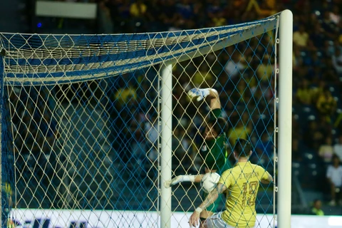 Thủ môn Kawin và hậu vệ Tristan Đỗ phối hợp không ăn ý khiến Thái Lan bị thủng lưới. (Ảnh: Minh Tiến - TTXVN)