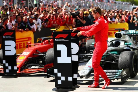 Sebastian Vettel "cướp" biển hiệu dành cho người về nhất của Lewis Hamilton. (Ảnh: Getty)