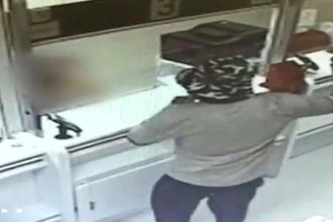 Người đàn ông Israel cướp ngân hàng bằng quả bơ. (Ảnh: UniLad)
