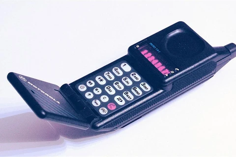 Motorola MicroTAC - chiếc điện thoại di động nắp gập đầu tiên trên thế giới. (Ảnh: Wikiwand)