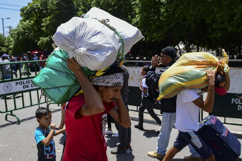 Người dân Venezuela tại cửa khẩu biên giới với Colombia. (Ảnh: AFP/TTXVN)